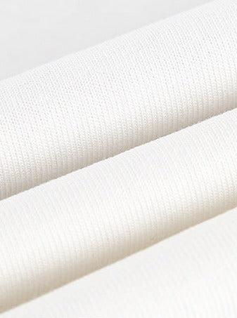 Weiße Baumwollstoffrolle, Nahaufnahme. Hochwertiger, weicher Textilstoff, ideal für Bekleidung und Heimtextilien. Nachhaltig und vielseitig.