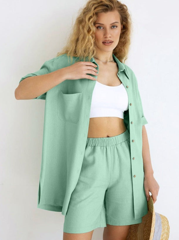 Frau in mintgrünem Leinen-Set: Hemd und Shorts. Sommermode, lässiger Stil, ideal für warme Tage. Trendige Damenbekleidung, bequem und stilvoll.