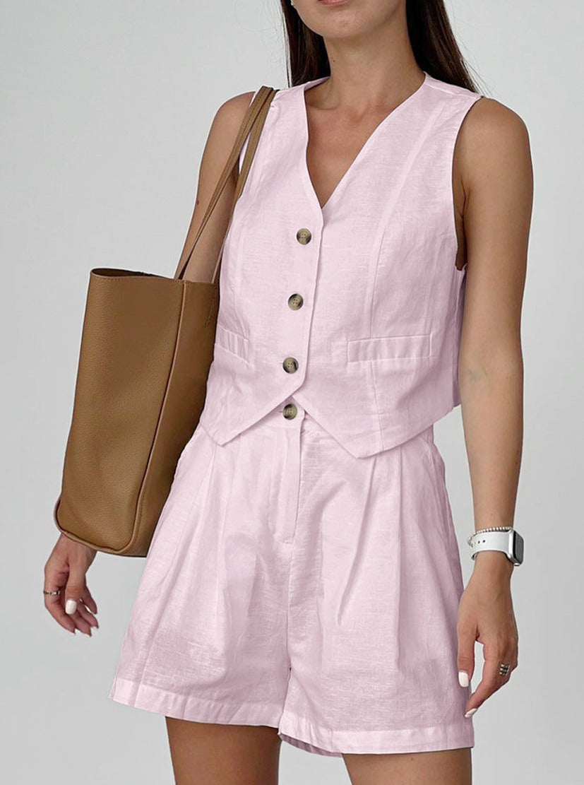 Damen Sommeroutfit: Rosa Leinen-Shorts und Weste, kombiniert mit brauner Ledertasche. Perfekt für stilvolle, lässige Sommermode.