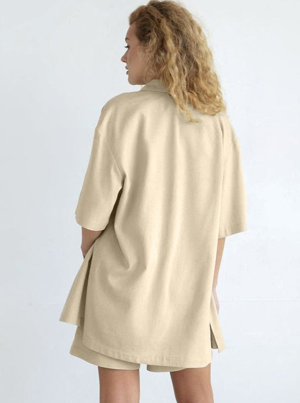 Beiges Damen-Set aus lockerem Hemd und Shorts, ideal für Sommermode. Perfekt für lässige Outfits und minimalistische Styles.