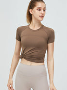 Damen-Sportshirt in Braun, kurzärmelig, atmungsaktiv, ideal für Fitness und Yoga. Modisches Design, knotenverziert, perfekte Passform.
