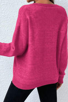 Damenpullover in kräftigem Pink, weiches Material, lässiger Schnitt. Perfekt für Herbstmode, bequem und stilvoll. Ideal für Freizeitoutfits.