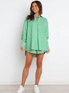 Grünes gestreiftes Hemdkleid für Damen, lässig und modisch, ideal für den Sommer. Perfekt kombiniert mit weißen Sneakers für einen frischen Look.