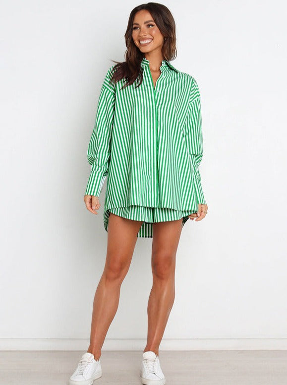 Grünes gestreiftes Hemdkleid für Damen, lässig und modisch, ideal für den Sommer. Perfekt kombiniert mit weißen Sneakers für einen frischen Look.
