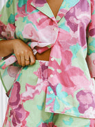Bunte Damen-Pyjamas mit floralem Muster, aus leichter Baumwolle, ideal für komfortable Nächte. Perfekt für stilvolle Nachtwäsche.