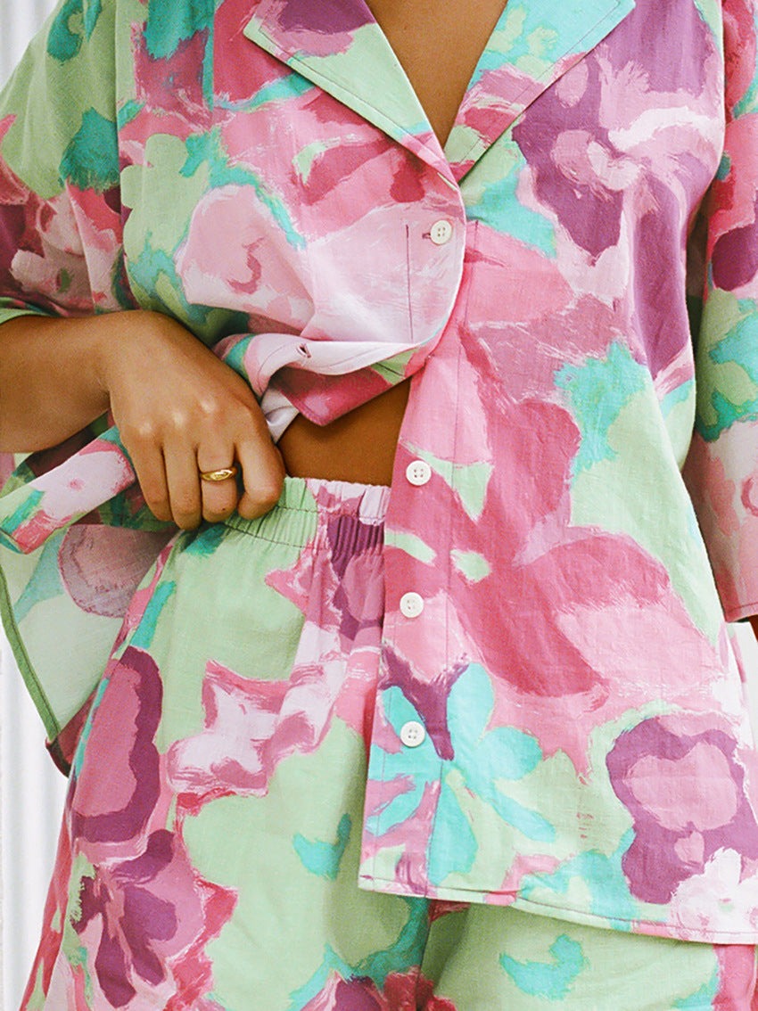 Bunte Damen-Pyjamas mit floralem Muster, aus leichter Baumwolle, ideal für komfortable Nächte. Perfekt für stilvolle Nachtwäsche.