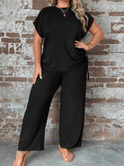 Damen-Set aus schwarzem, geripptem Stoff, bestehend aus T-Shirt und weiten Hosen. Perfekt für lässige Mode und bequeme Freizeitkleidung.