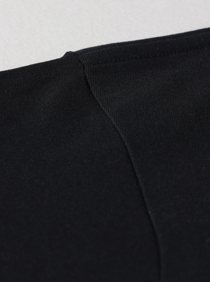 Schwarzes T-Shirt aus Baumwolle, Nahaufnahme der Naht. Hochwertiges Material, ideal für lässige Mode. Perfekt für Herrenbekleidung.