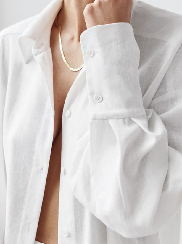 Elegantes weißes Hemd aus Leinen, perfekt für Damenmode. Ideal für Business- und Freizeitkleidung. Hochwertige Verarbeitung und zeitloses Design.