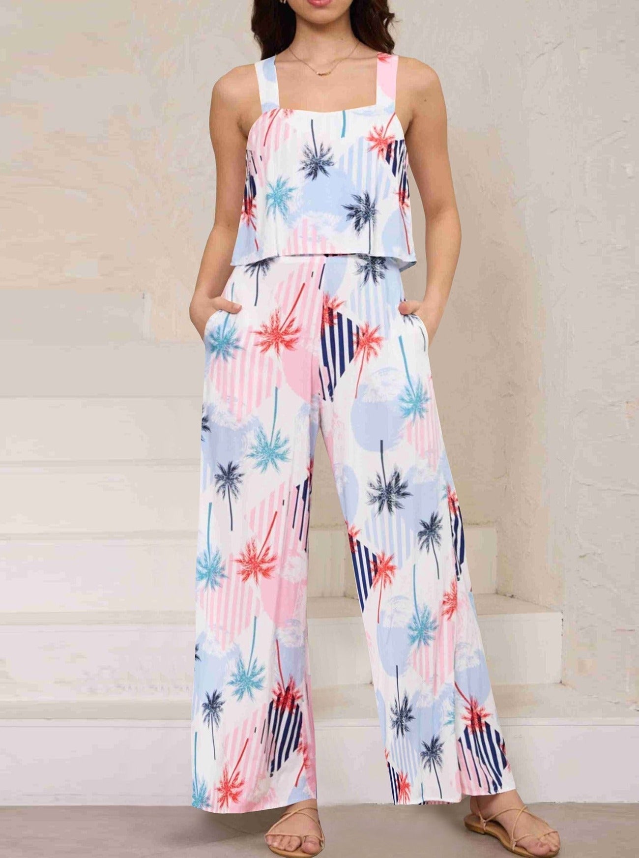 Damen Jumpsuit mit tropischem Palmenmuster, ärmellos, in Pastellfarben. Perfekt für Sommermode, Strandoutfits und lässige Anlässe.