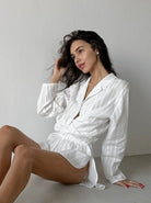 Elegantes weißes Damenhemd, lässig gestylt, ideal für modische Freizeitlooks. Perfekt für trendbewusste Frauen, die Komfort und Stil schätzen.