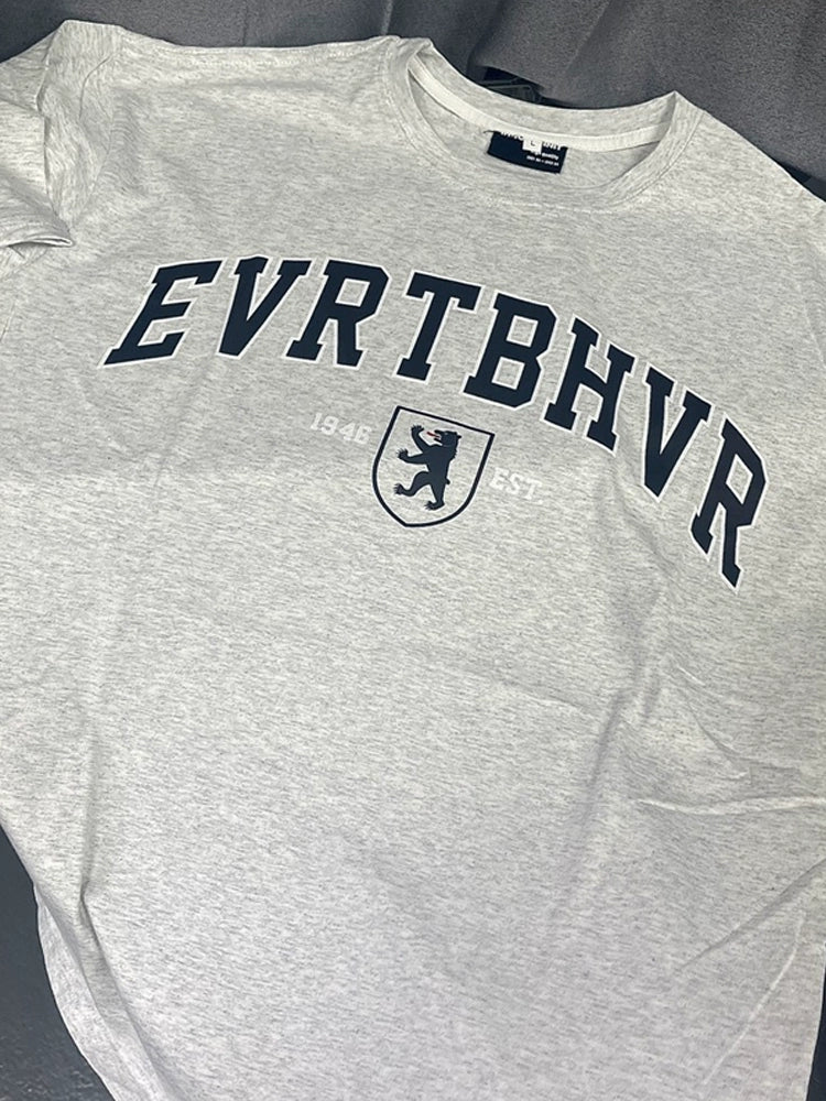 Graues T-Shirt mit "EVRTBHVR" Print und Löwenwappen, 1946 EST. Hochwertige Baumwolle, lässiger Stil, ideal für Streetwear und Freizeitmode.