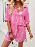Damen Sommer-Set: Rosa Kurzarmhemd und Shorts mit abstraktem Muster. Perfekt für Strandmode, lässiger Look, leichte Sommerkleidung.