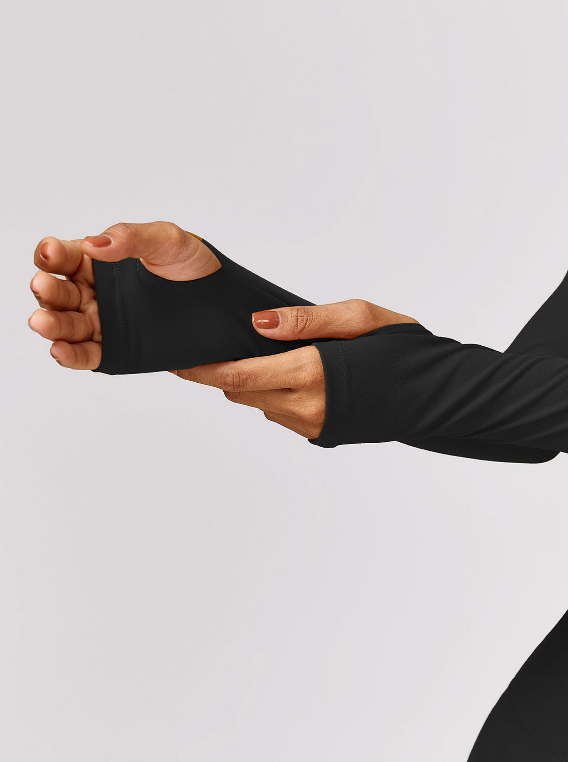 Schwarzes Langarmshirt mit Daumenloch, ideal für Sport und Freizeit. Atmungsaktives Material, modisches Design, perfekte Passform.