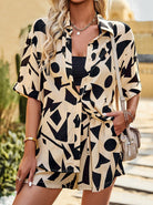 Damen Sommeroutfit mit geometrischem Muster, bestehend aus kurzärmliger Bluse und Shorts. Perfekt für trendige Freizeitmode und Sommerlooks.