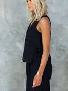 Elegantes schwarzes ärmelloses Top für Damen, ideal für Sommermode. Perfekt kombinierbar mit lässigen Outfits. Hochwertige Materialien.