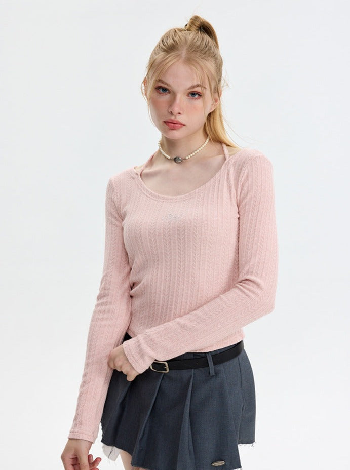 Damenmode: Eleganter, rosa Strickpullover mit Rundhalsausschnitt, kombiniert mit einem modischen, grauen Faltenrock. Perfekt für den Herbst.