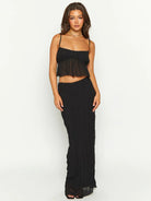 Schwarzes Maxikleid mit Spaghettiträgern, elegantes Design, ideal für Abendveranstaltungen. Modetrend 2023, Damenmode, stilvoll und zeitlos.