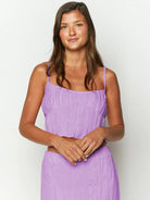 Lila Sommerkleid Damen, ärmellos, mit Spaghettiträgern. Perfekt für elegante Anlässe. Modetrend 2023, stilvoll und feminin.