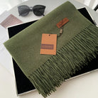Grüner Wollschal mit Fransen von Gerunsi, elegant und warm. Perfekt für Herbst und Winter. Hochwertige Modeaccessoires für Damen und Herren.