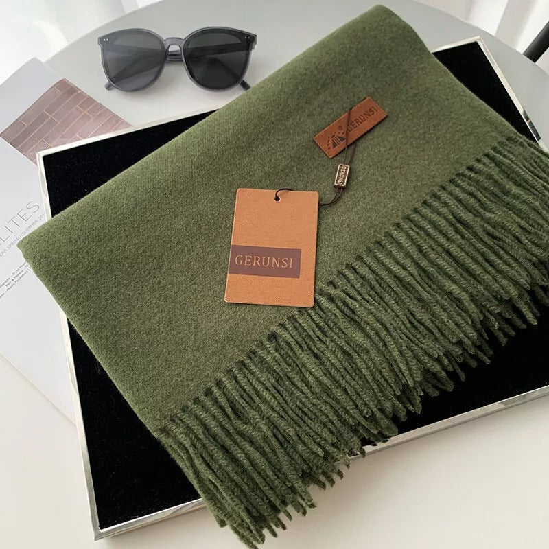 Grüner Wollschal mit Fransen von Gerunsi, elegant und warm. Perfekt für Herbst und Winter. Hochwertige Modeaccessoires für Damen und Herren.
