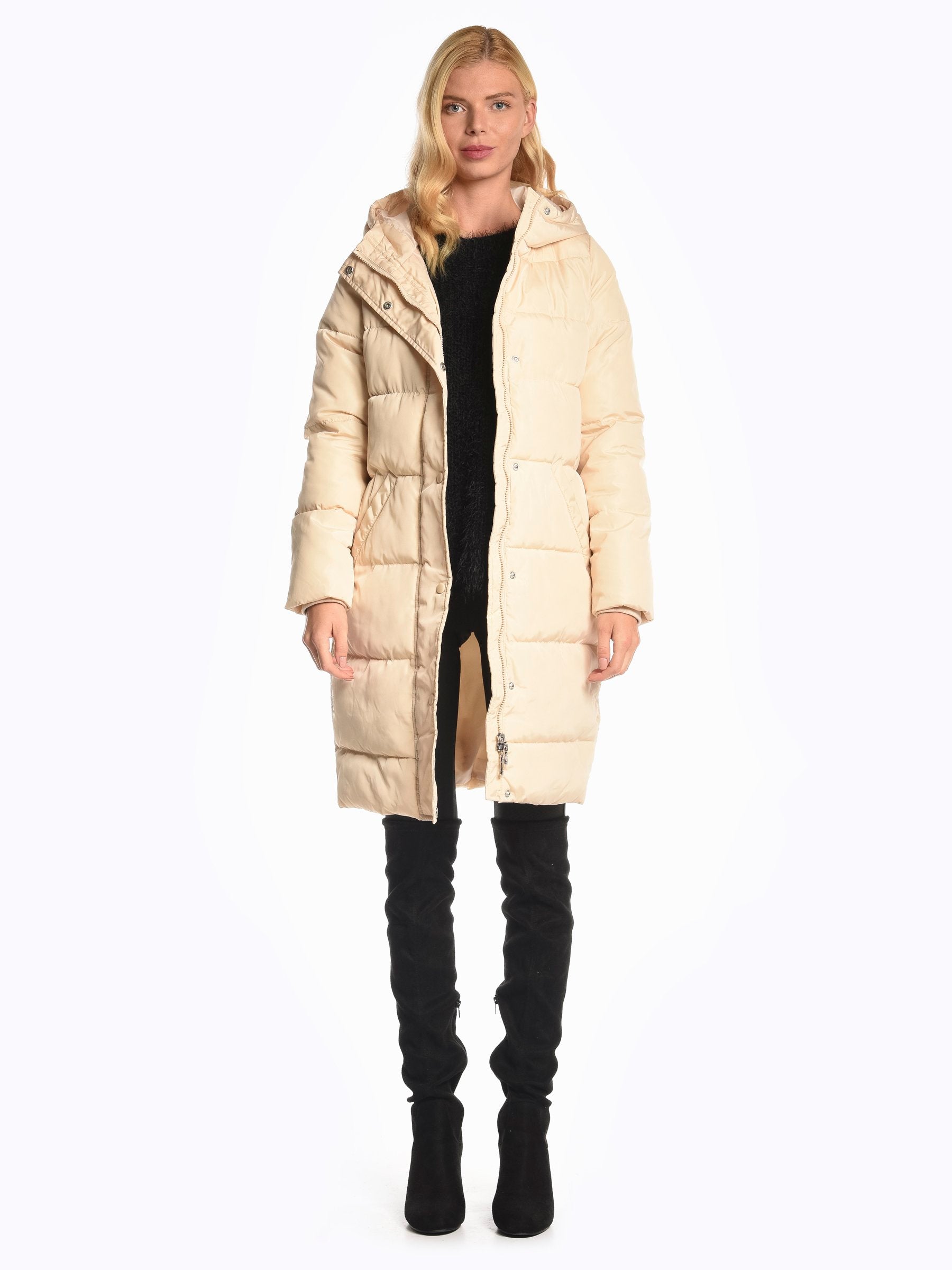 Damen Wintermantel beige, gesteppte Daunenjacke, modisch und warm, ideal für kalte Tage. Perfekt für stilvolle Winteroutfits.
