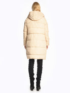 Damen Wintermantel beige, gesteppte Daunenjacke mit Kapuze, modisch und warm, ideal für kalte Tage, stilvoller Look, hochwertige Wintermode.