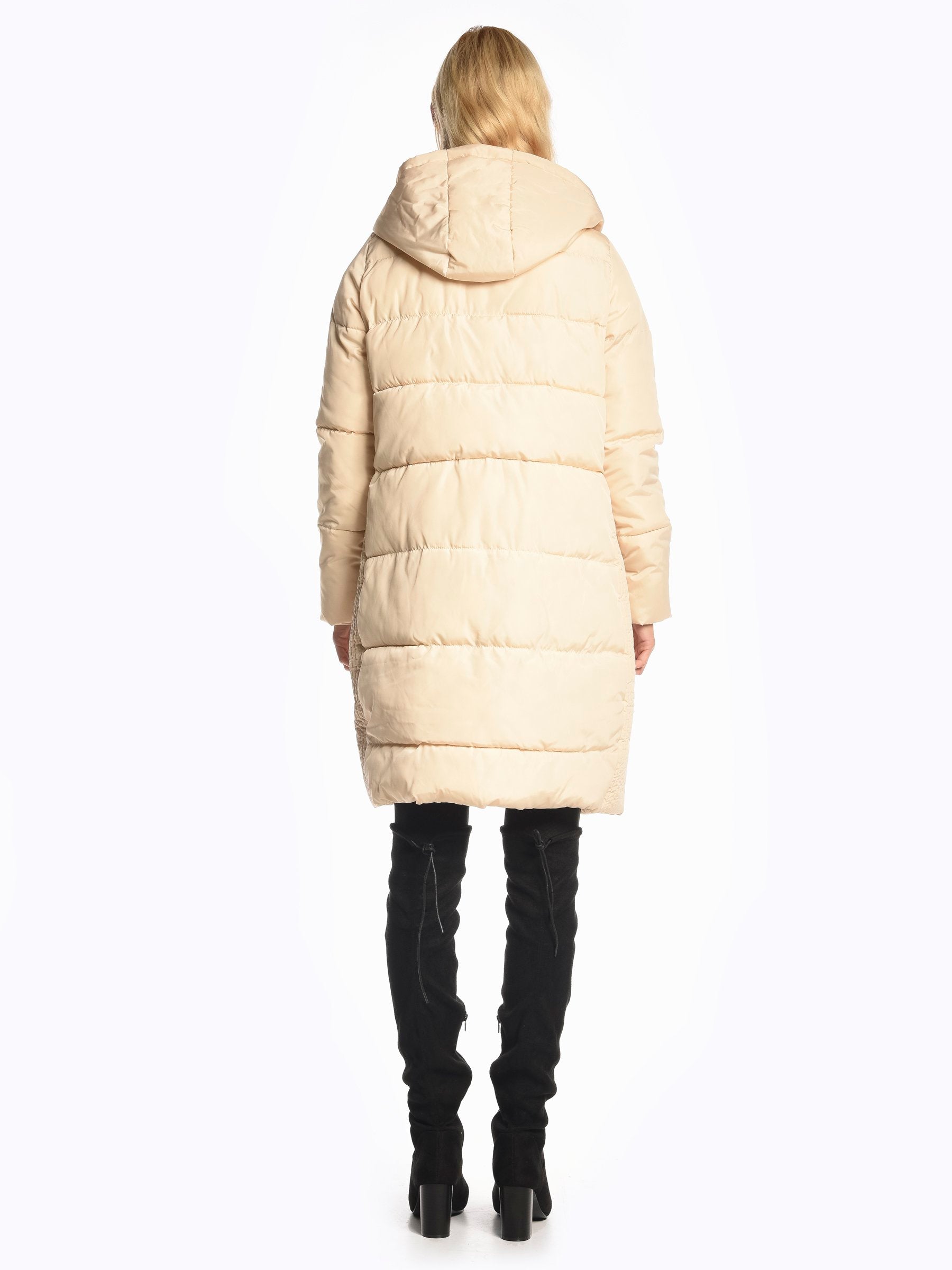 Damen Wintermantel beige, gesteppte Daunenjacke mit Kapuze, modisch und warm, ideal für kalte Tage, stilvoller Look, hochwertige Wintermode.