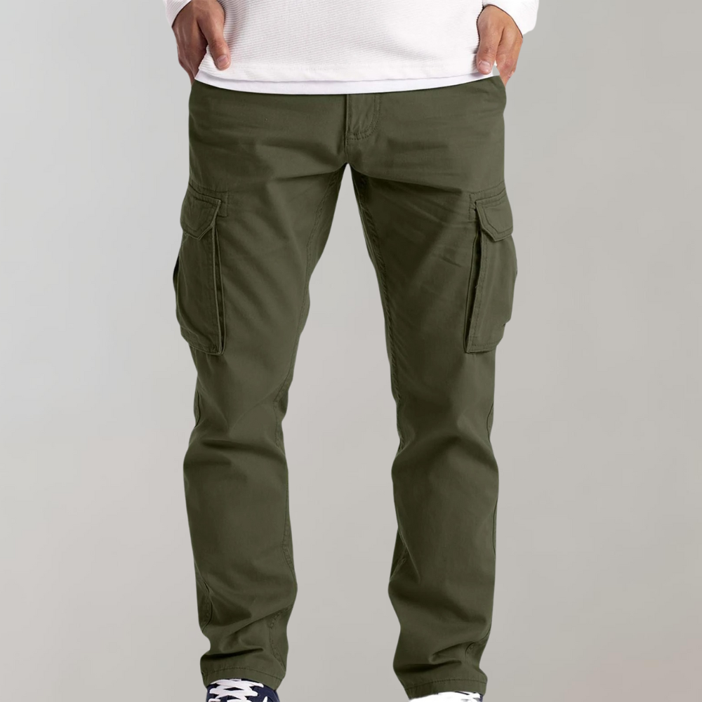 Bruine cargobroek voor heren met meerdere zakken, ideaal voor casual en outdoor activiteiten. Comfortabele pasvorm, trendy en functioneel ontwerp.