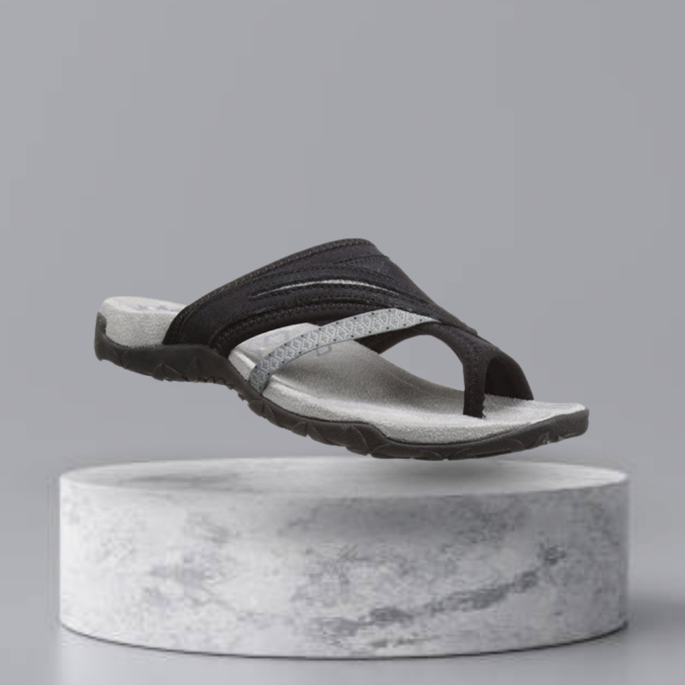 Schwarze Damen-Sandale mit ergonomischem Fußbett, rutschfester Sohle und modernem Design. Perfekt für Sommer, Strand und Freizeit.