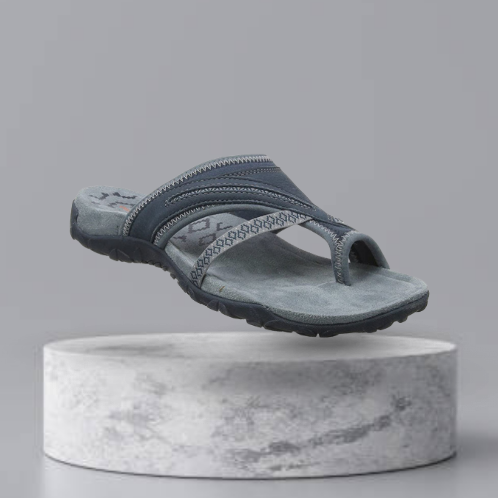 Graue Herren-Sandale mit ergonomischem Fußbett, rutschfester Sohle und modernem Design. Perfekt für Sommer, Strand und Freizeit.