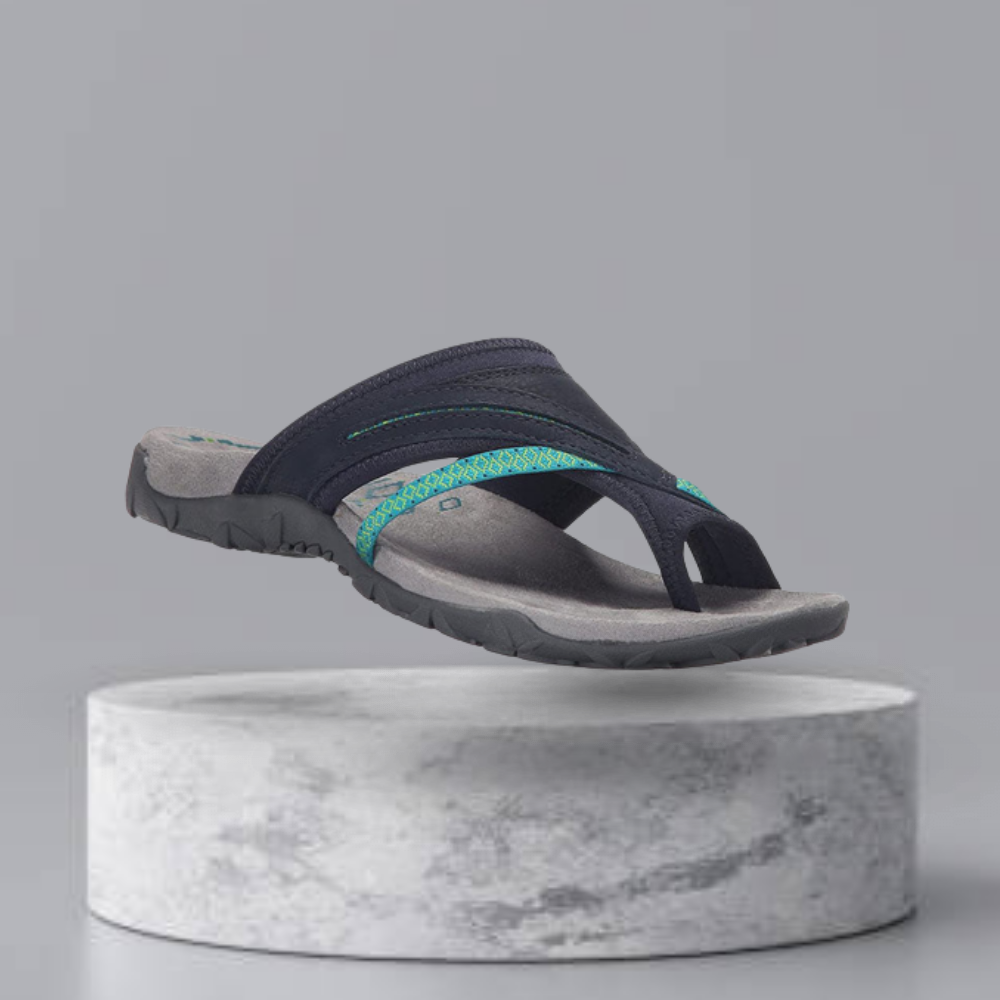 Damen-Sandale in Dunkelblau mit grünem Akzent, ergonomisches Design, rutschfeste Sohle, ideal für Sommer und Strand. Hochwertige Materialien.