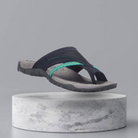 Damen-Sandale in Dunkelblau mit grünem Akzent, ergonomisches Design, rutschfeste Sohle, ideal für Sommer und Strand. Hochwertige Materialien.