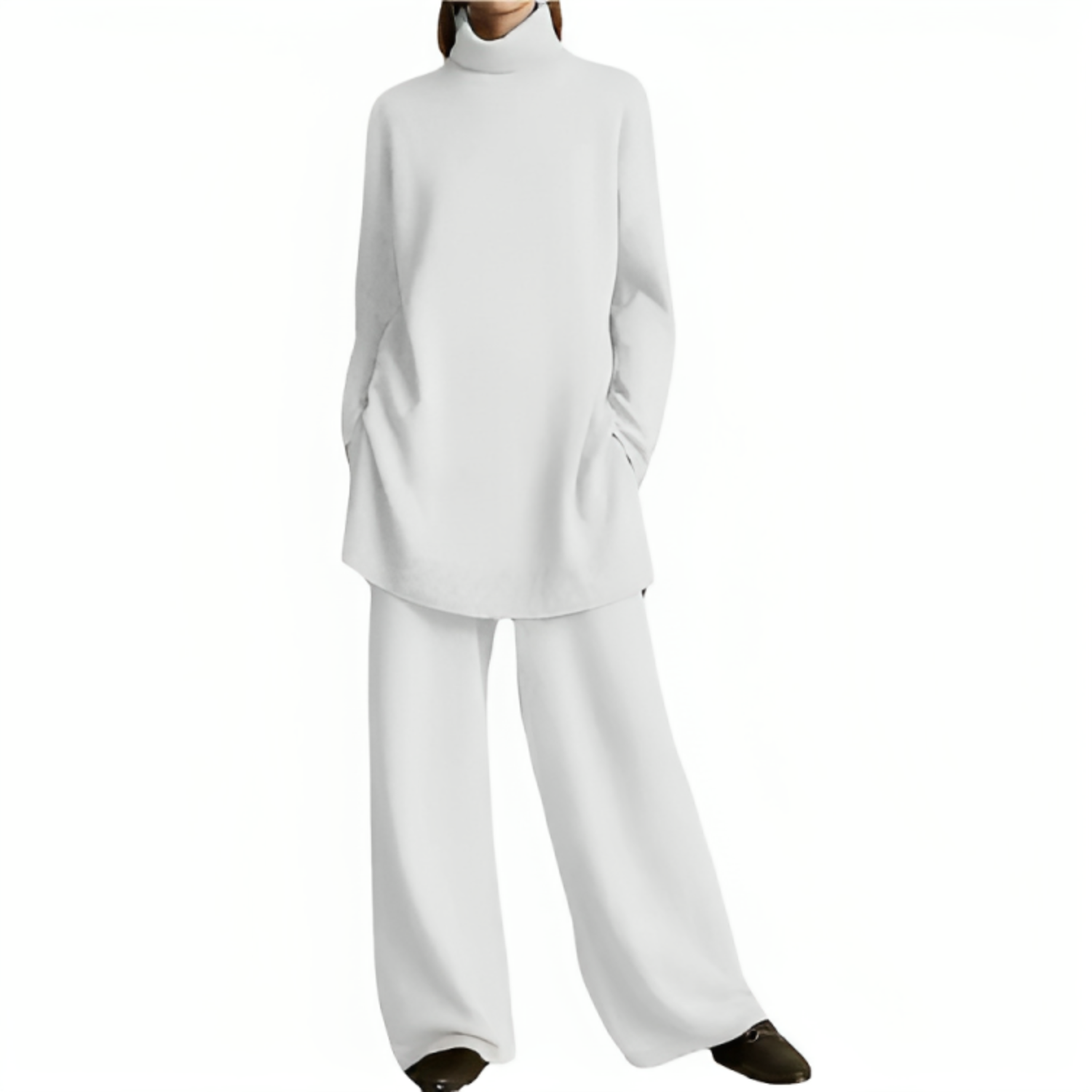 Elegantes Damen-Outfit: Weißer Oversize-Pullover mit Rollkragen und weite Hose. Perfekt für minimalistischen, stilvollen Look.