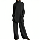 Damen-Outfit: Eleganter schwarzer Rollkragenpullover und weite Hose. Modetrend, Herbstmode, stilvoll, bequem, zeitloses Design.