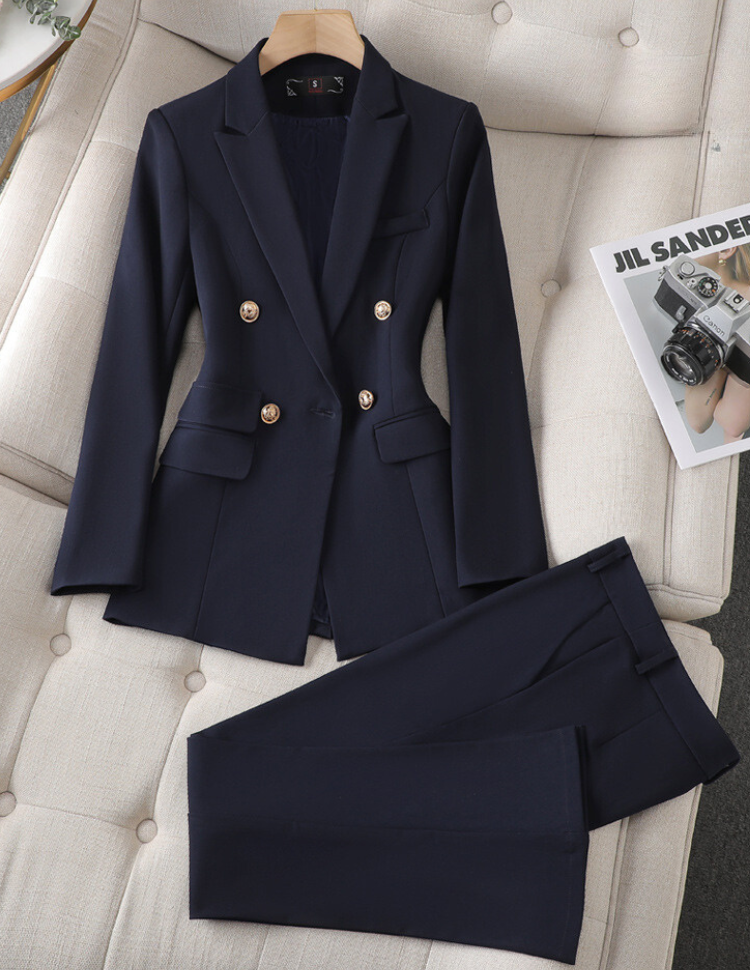 Dunkelblauer Damenanzug mit goldenen Knöpfen, elegantes Design, ideal für Business-Mode. Perfekt für stilvolle Büro-Outfits und formelle Anlässe.