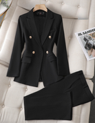 Eleganter schwarzer Damenanzug mit doppelreihigem Blazer und goldenen Knöpfen, perfekt für Business-Mode und formelle Anlässe.