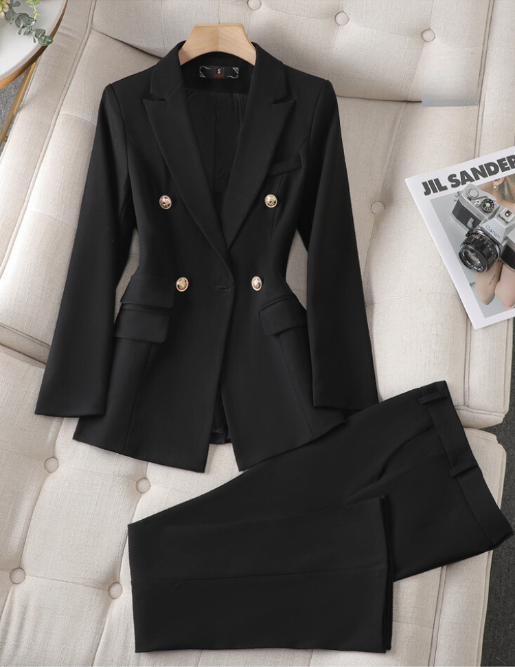 Eleganter schwarzer Damenanzug mit doppelreihigem Blazer und goldenen Knöpfen, perfekt für Business-Mode und formelle Anlässe.
