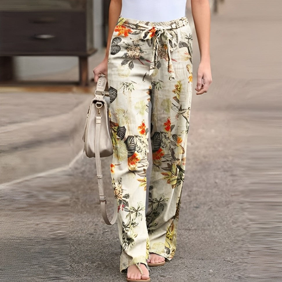 Damenhose mit floralem Muster, lässig und bequem, ideal für Sommermode. Perfekt kombinierbar mit Tops und Sandalen für einen entspannten Look.