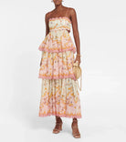 Elegantes Maxikleid mit floralen Mustern, mehrlagigem Design und zarten Trägern. Perfekt für Sommermode und festliche Anlässe.