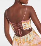 Rückenansicht eines floralen Sommerkleids mit Schnürung und Spaghettiträgern. Perfekt für Damenmode, Sommeroutfits und elegante Freizeitkleidung.