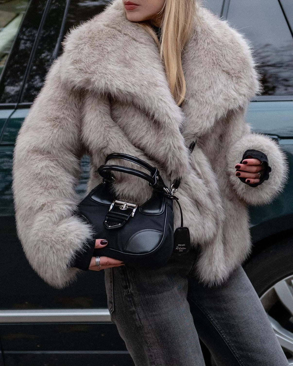 Eleganter Damen-Look mit luxuriösem Pelzmantel und stilvoller schwarzer Handtasche. Perfekt für modische Winter-Outfits und trendige Accessoires.