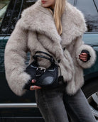 Eleganter Damen-Look mit luxuriösem Pelzmantel und stilvoller schwarzer Handtasche. Perfekt für modische Winter-Outfits und trendige Accessoires.