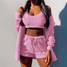 Flauschiges rosa Damen-Set: Crop-Top, Shorts und Cardigan. Perfekt für gemütliche Tage. Modetrend, bequeme Loungewear, stilvoller Look.