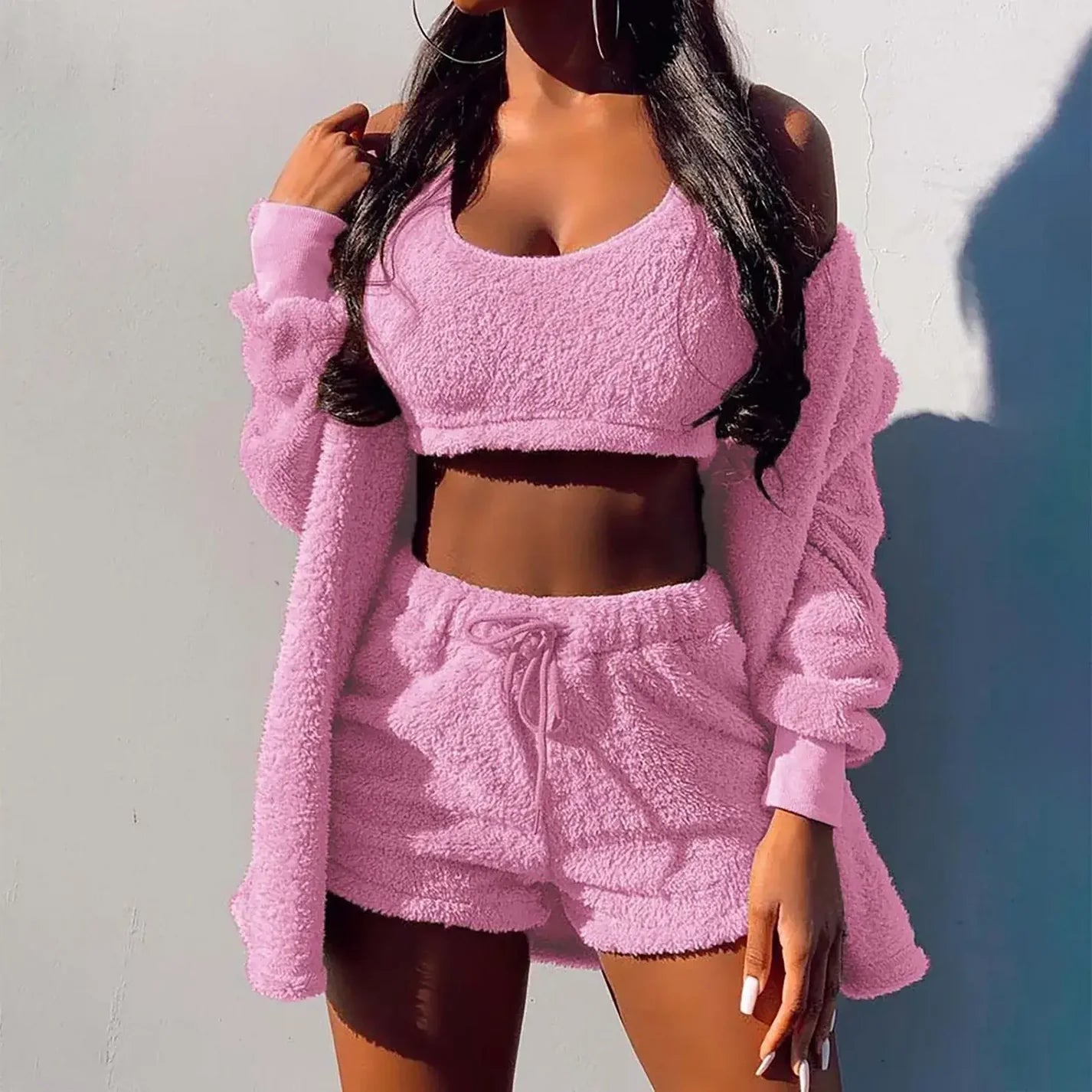 Flauschiges rosa Damen-Set: Crop-Top, Shorts und Cardigan. Perfekt für gemütliche Tage. Modetrend, bequeme Loungewear, stilvoller Look.