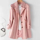 Eleganter rosa Trenchcoat für Damen, ideal für Frühling und Herbst. Stilvoller Mantel mit Knöpfen, perfekt kombinierbar mit Freizeit- und Business-Outfits.