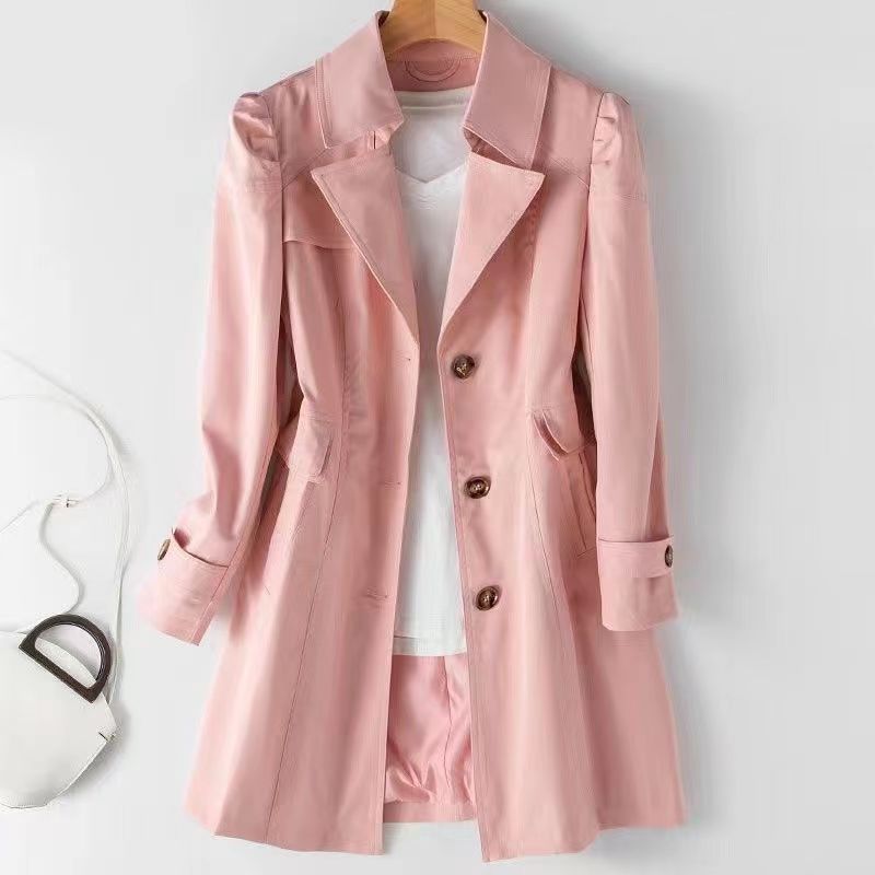 Eleganter rosa Trenchcoat für Damen, ideal für Frühling und Herbst. Stilvoller Mantel mit Knöpfen, perfekt kombinierbar mit Freizeit- und Business-Outfits.