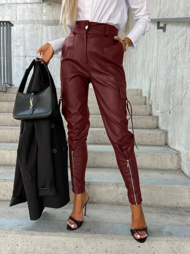 Damen PU-Lederhose in Burgunderrot, hoch tailliert, mit Reißverschlüssen und Taschen. Perfekt für Herbst/Winter Streetwear und Casual Looks.