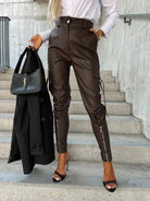 Damen PU-Lederhose, hoch tailliert, schwarz, mit Reißverschluss und Taschen. Perfekt für Herbst/Winter Streetwear und lässige Outfits.