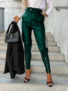 Damenhose aus PU-Leder in Grün, hoch tailliert, mit Reißverschluss und Taschen. Perfekt für Herbst/Winter Streetwear und lässige Outfits.